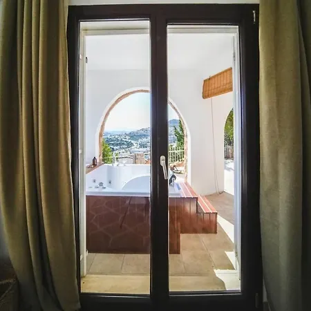 Stunning In With Jacuzzi מלון בודרום